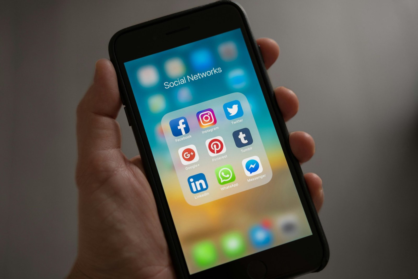 Guide Dimensions Images Réseaux Sociaux 2025